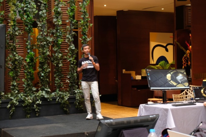 PERJALANAN: Donnie Brahmandika menjelaskan kaleidoskop AMD Ryzen Mobile di Indonesia secara hybrid. (ISTIMEWA)