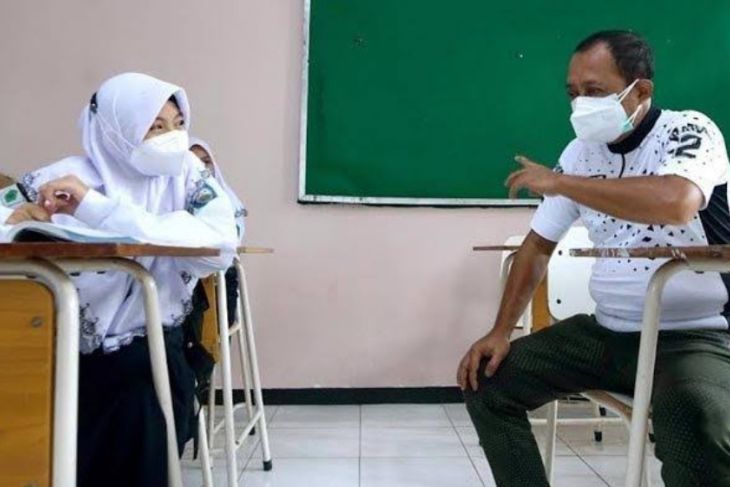 SERAGAM GRATIS: Wakil Wali Kota Surabaya Armuji berdialog dengan salah seorang siswi SMP di Kota Surabaya beberapa waktu lalu. (ANTARA)