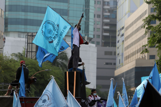 Aksi unjuk rasa ribuan pekerja di depan kantor Gubernur Jawa Timur menuntut kenaikan UMK. (ANDY SATRIA/RADAR SURABAYA)