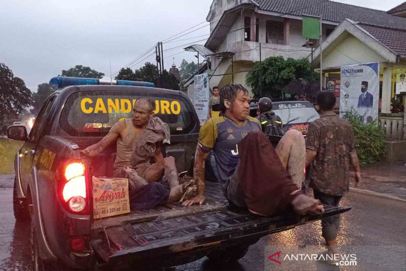 Warga menyelamatkan diri saat Gunung Semeru meletus di Desa Sumberwuluh, Candipuro, Lumajang, Jawa Timur, Sabtu (4/12/2021). Gunung Semeru meletus dan mengeluarkan awan panas yang mengakibatkan hujan abu di Kabupaten Lumajang dan Malang. (ANTARA)