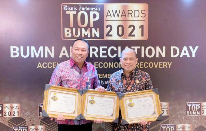 BERGENGSI: Rivan Achmad Purwantono (kiri) dan Myland (kanan), dua pejabat PT Jasa Raharja meraih penghargaan Top BUMN Awards 2021. (ISTIMEWA)