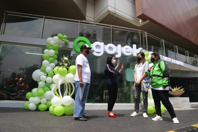 *Steviana Mecano* - General Manager Tunjungan Plaza bersama *Dena Natalia* - District Head Gojek Surabaya Raya diapit oleh mitra Gocar & GoRide (Kika) pada saat peresmian Gojek Customer Lounge di lobi TP1 pada hari Senin (13/12). (ISTIMEWA)