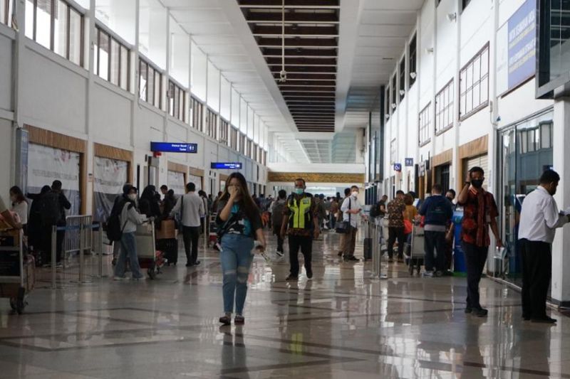 Suasana penumpang di Bandara Internasional Juanda Surabaya (ANTARA)
