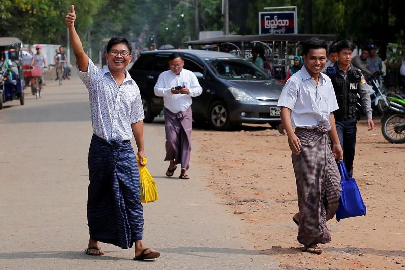 Wartawan Reutes Wa Lone dan Kyaw Soe Oo terenyum saat mereka berjalan bebas keluar dari penjara Insein setelah menerima pengampunan di Yangon, Myanmar (ANTARA/REUTERS)
