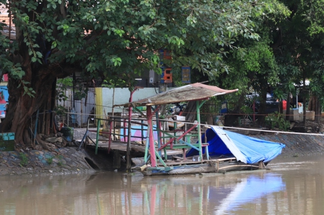 Salah satu layanan perahu tambang di kawasan Ngagel, Surabaya. (SURYANTO/RADAR SURABAYA)