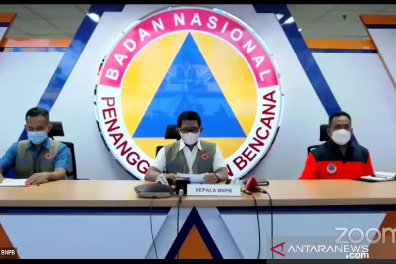Kepala BNPB Mayjen TNI Suharyanto saat menyampaikan keterangan pers yang diikuti dari Jakarta melalui YouTube BNPB, Sabtu (4/12/2021). (ANTARA)