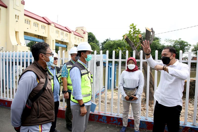 ANTISIPASI GENANGAN: Wali Kota Eri Cahyadi saat meninjau pintu air Jagir. (ANTARAFOTO)