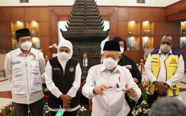 CARI SOLUSI: Wapres Ma’ruf Amin menjelaskan rencana relokasi ribuan warga korban erupsi Gunung Semeru, Kamis (16/12), di VIP Room Bandara Internasional Juanda, Surabaya.(ISTIMEWA/HUMAS PEMPROV)