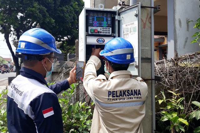 PEMULIHAN: Petugas melakukan pengecekan dan perbaikan perangkat SCADA (Supervisory Control And Data Acquisition). (ISTIMEWA)