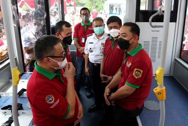 Wali Kota Surabaya Eri Cahyadi dan pejabat Kemenhub RI menjajal Bus Semanggi Suroboyo. (SURYANTO/RADAR SURABAYA)