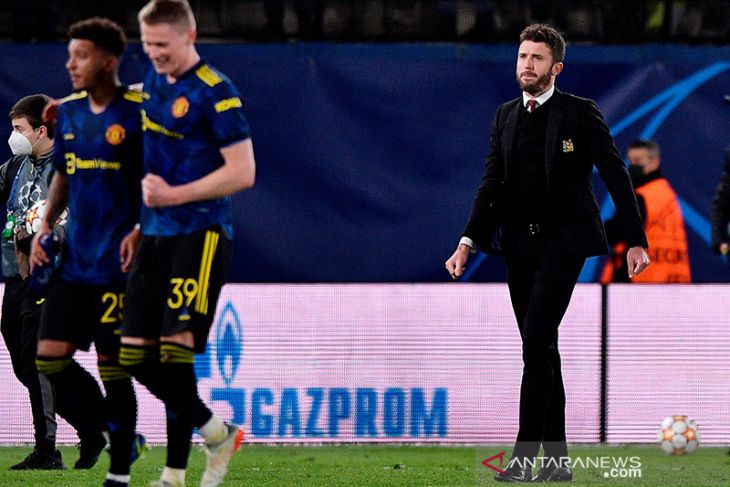 Manajer interim Manchester United Michael Carrick (kanan) saat pertandingan Grup F Liga Champions antara Manchester United kontra Villarreal di Estadio de la Ceramica, Villarreal, Spanyol (23/11/2021).  (ANTARA)