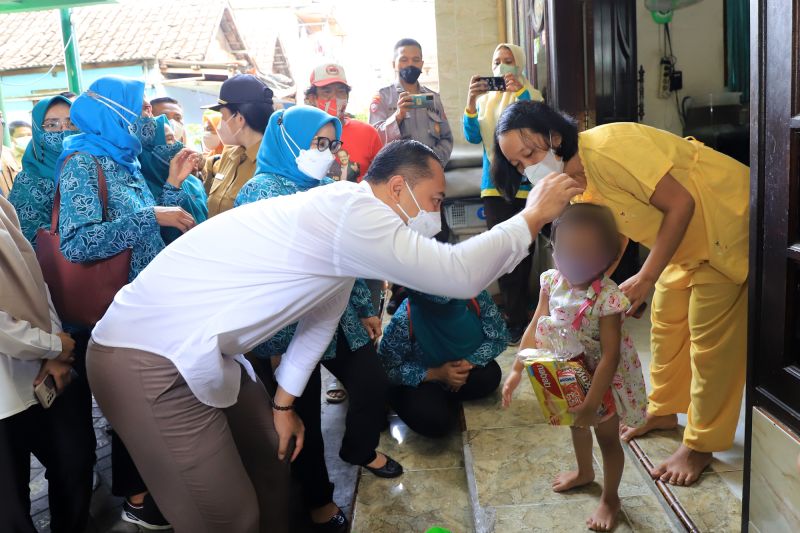 Wali Kota Surabaya Eri Cahyadi bersama Ketua Tim Penggerak PKK Kota Surabaya Rini Indriyani mengunjungi perkampungan warga untuk memberikan bantuan bagi anak yang mengalami stunting. (ANTARA)