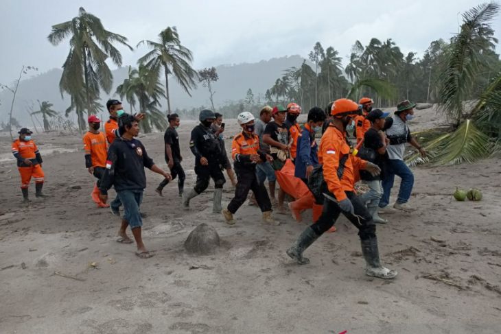Tim SAR mengevakuasi korban erupsi Gunung Semeru di Kampung Renteng, Desa Sumberwuluh, Kecamatan Candipuro, Kabupaten Lumajang, Senin (6/12). (BASARNAS)