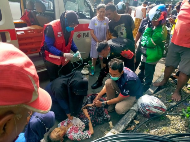 Petugas mengevakuasi korban setelah ditabrak motor di Jalan Pecindilan, Surabaya. (IST)