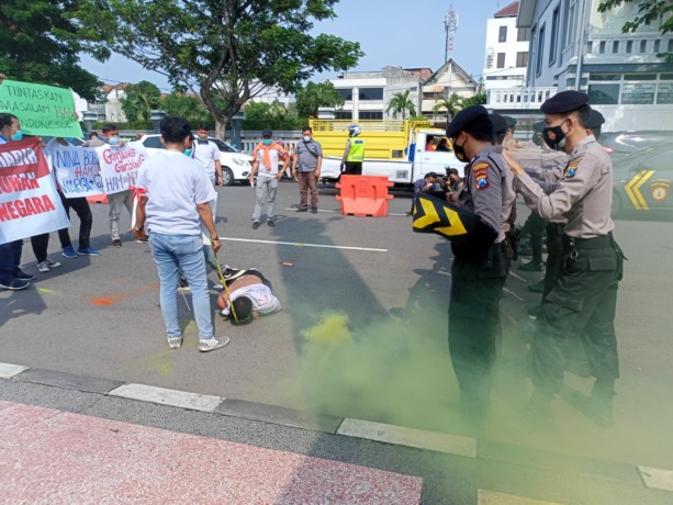 LATIHAN: Mahasiswa berorasi di depan markas Polrestabes Surabaya, Kamis (2/12). (GUNTUR IRIANTO/RADAR SURABAYA)