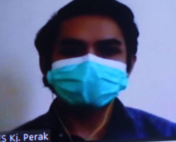 Terdakwa Nuzul Aripin disidangkan di Pengadilan Negeri Surabaya. (FARIS/RADAR SURABAYA)