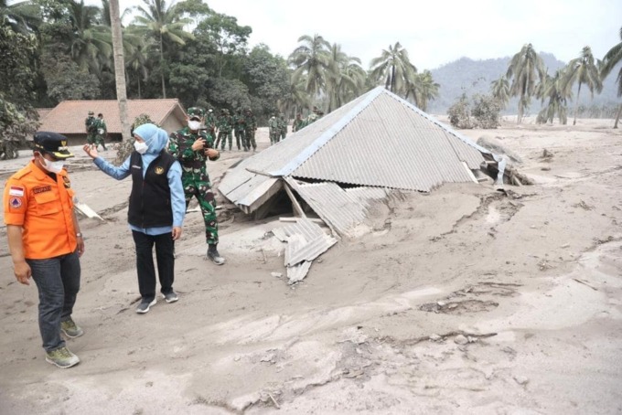 Gubernur Jatim Khofifah Indar Parawansa meninjau lokasi bencana erupsi Gunung Semeru di Sumber Wuluh, Lumajang. (IST)