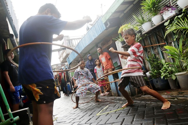 HARUS DILESTARIKAN: Sejumlah anak di kawasan Jalan Jarak Kupang Gunung bermainan sejumlah permainan tradisional seperti holahop. (ANDY SATRIA/RADAR SURABAYA)