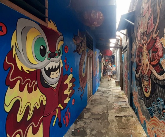 Mayoritas penduduk Tambak Bayan adalah etnis Tionghoa sehingga disebut kampung Pecinan, diperkuat dengan banyaknya ornamen dan grafiti khas Tionghoa. (MAHRUS/RADAR SURABAYA)