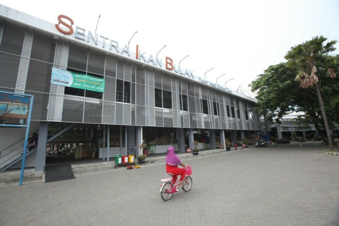 PUSAT OLEH-OLEH: Di Sentra Ikan Bulak berbagai olahan ikan dan hasil laut dijual, yg terkenal di sana memang ikan asapnya. (SURYANTO/RADAR SURABAYA)