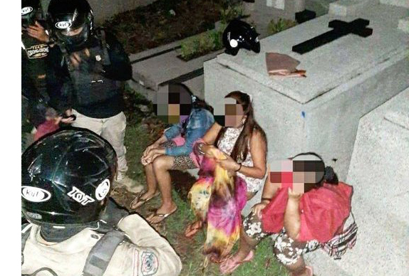 RISIKO TINGGI HIV: Petugas mengamankan sejumlah PSK di kawasan Kembang Kuning, Surabaya. (ISTIMEWA)