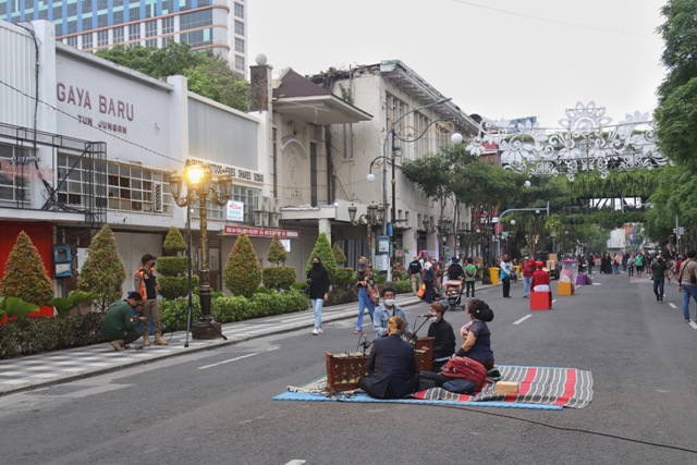 Jalan Tunjungan menjadi jujukan utama warga Surabaya untuk rekreasi dan menikmati aneka kuliner. (SURYANTO/RADAR SURABAYA)