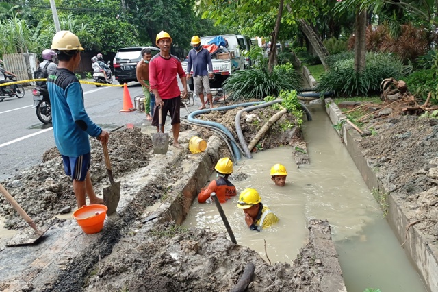Perbaikan pipa PDAM di kawasan Gayungan, Surabaya. (SURYANTO/RADAR SURABAYA)