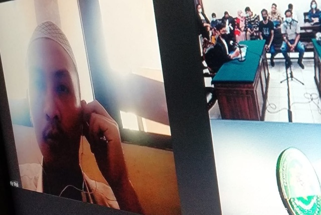 KEPEPET: Tegar Rananda Putra disidang di Pengadilan Negeri (PN) Surabaya gara-gara jadi budak sabu. (Lukman AF/Radar Surabaya)