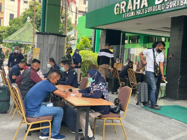 ANTISIPASI: Simulasi persiapan kedatangan PMI di Asrama Haji Sukolilo, Surabaya, Kamis (30/12). (SURYANTO/RADAR SURABAYA)