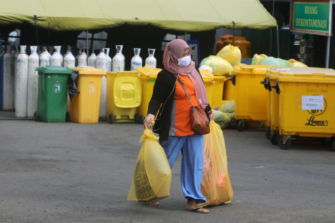 SEMBUH: Salah seorang penyintas Covid-19 dipulangkan setelah menjalani perawatan di RSLI Surabaya. (ANDY SATRIA/RADAR SURABAYA)