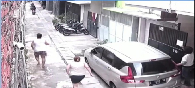 Pelaku pencurian kendaraan bermotor terekam kamera di kawasan Kapas Gading Madya, Surabaya. (IST)