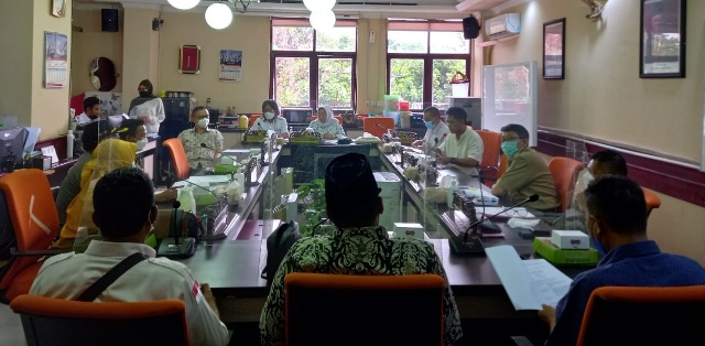 Warga Greges Barat saat mengadu ke DPRD Surabaya terkait reklamasi di kawasan mangrove. (RAHMAT SUDRAJAT/RADAR SURABAYA)