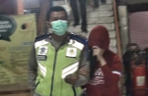 Pelaku pembobolan toko emas di Blauran, Surabaya, sempat diamankan polisi. (IST)