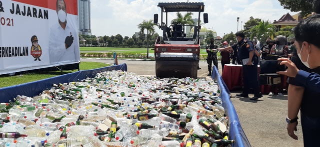 Ribuan botol miras barang bukti dimusnahkan di Surabaya jelang Nataru. (MAHRUS/RADAR SURABAYA)