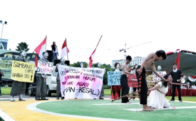 Salah satu kelompok massa melakukan unjuk rasa mengecam kekerasan seksual terhadap wanita di Surabaya. (MAHRUS/RADAR SURABAYA)