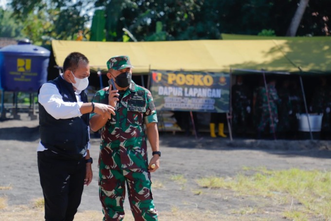 KSAD Jenderal TNI Dudung Abdurachman bersama Plh Sekdaprov Jatim Heru Tjahjono meninjau posko bencana APG Gunung Seemru di Candipuro, Lumajang. (IST)