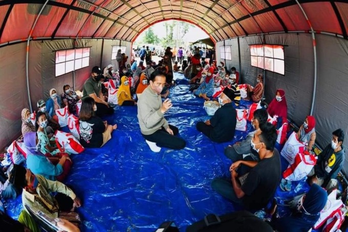 Presiden Joko Widodo saat menemui pengungsi korban letusan Gunung Semeru di Lumajang. (SETPRES)
