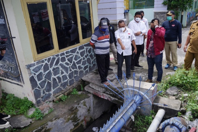 TURUN LANGSUNG: Wakil Wali Kota Surabaya Armudji menginspeksi saluran air di kawasan Jelidro, Surabaya. (SURYANTO/RADAR SURABAYA)