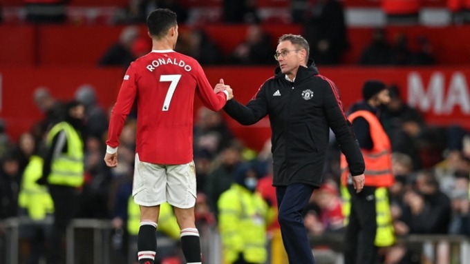 Pelatih sementara Manchester United Ralf Rangnick bersama Cristiano Ronaldo. (LIVESCORE)