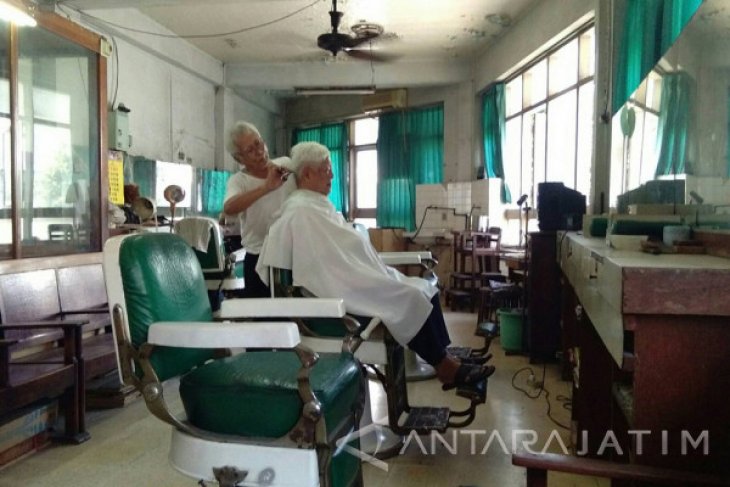 Tempat pangkas rambut tertua di Surabaya, Shin Hua. (ANTARA)