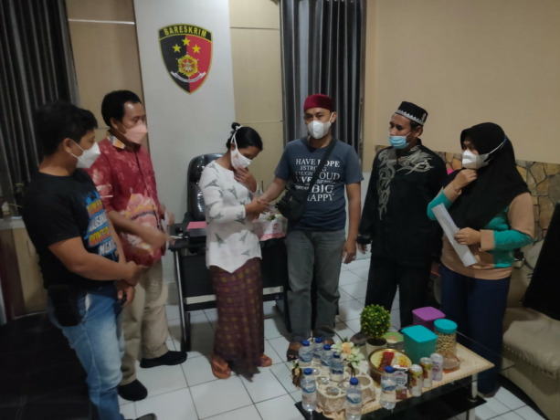 Subaidah sesaat sebelum dipulangkan. Ia mendapat pengampunan dari pemilik toko sembako. (IST)