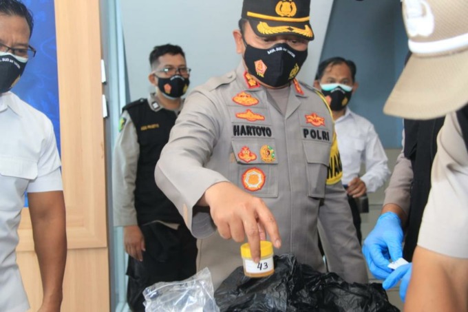 Wakapolrestabes Surabaya AKBP Hartoyo menunjukkan sampel urine saat tes dadakan di Command Center Polrestabes Surabaya, Senin (27/12). (IST)