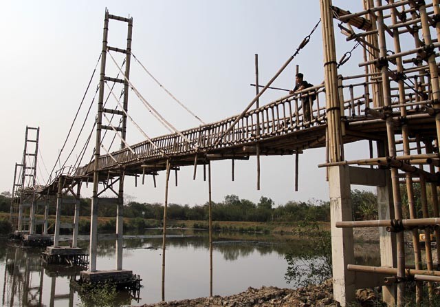 Jembatan bambu di kawasan Wonorejo sudah lama rusak dan membahayakan pengunjung. (JAWA POS/ROBERTUS)