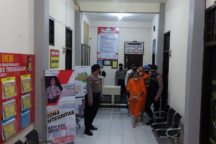 Dua tersangka yang mengaku wartawan ditahan karena memeras warga. (ANTARA)