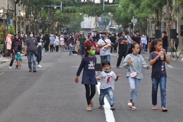 Kawasan Jalan Tunjungan mulai ramai kembali setelah sempat senyap selama masa pandemi. (SURYANTO/RADAR SURABAYA)