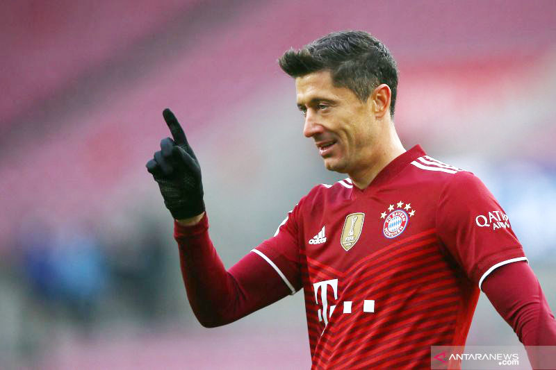 Penyerang Bayern Muenchen Robert Lewandowski meraih penghargaan pemain pria terbaik 2021 FIFA. (ANTARA/REUTERS)