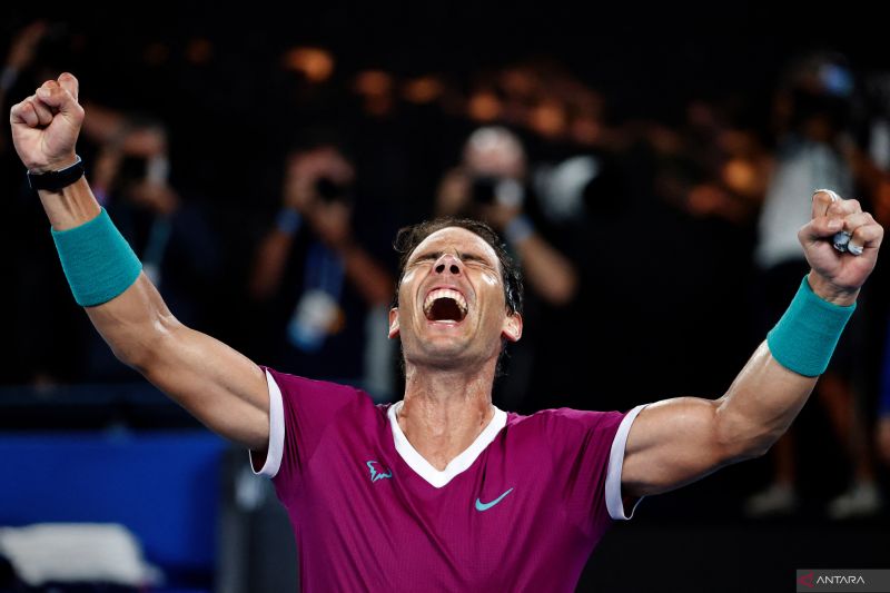 Petenis Spanyol Rafael Nadal merayakan kemenangannya atas petenis Rusia Daniil Medvedev dalam laga final tunggal putra Australia Terbuka di Melbourne Park, Melbourne, Australia, Minggu (30/1/2022). (ANTARA/REUTERS)