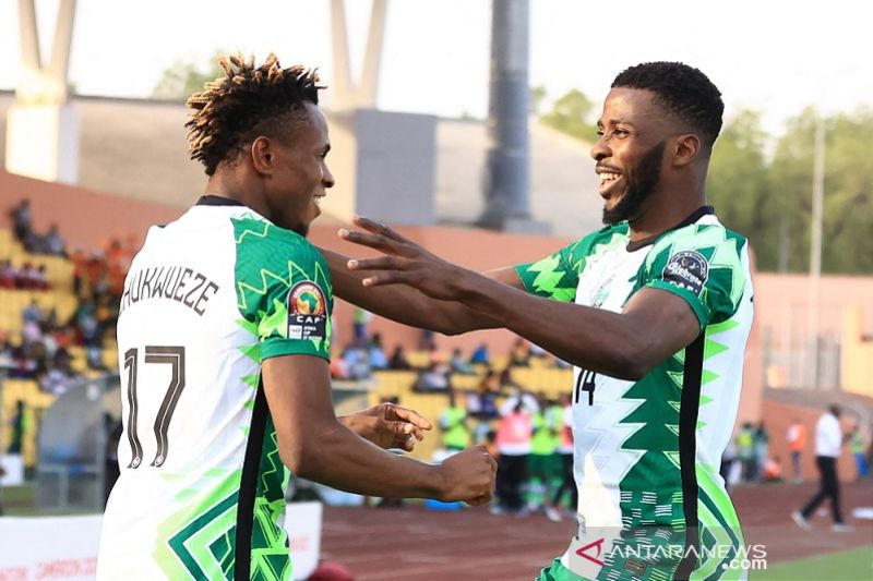 Penyerang tim nasional Nigeria Samuel Chukwueze (kiri) melakukan selebrasi bersama Kelechi Iheanacho seusai mencetak gol ke gawang Sudan dalam lanjutan penyisihan Grup D Piala Afrika 2021 di Stadion Roumde Adjia, Garoua, Kamerun, Sabtu (15/1/2022) waktu s