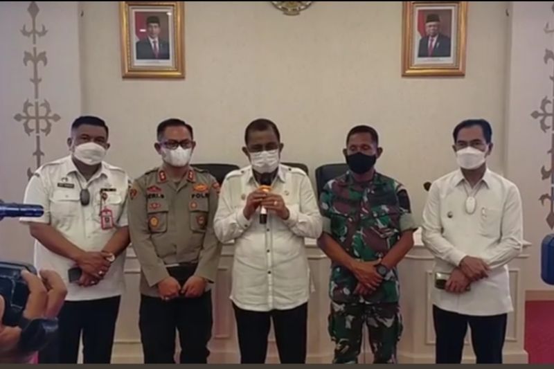 Wali Kota Ambon, Richard Louhenapessy, bersama Wakil Wali Kota Ambon, Syarif Hadler, Wakapolres Pulau Ambon dan Pulau-Pulau Lease, AKBP Hery Budianto, bersama perwakilan Kodim 1504 menyampaikan keterangan kepada media di Ambon, Maluku. (ANTARA)