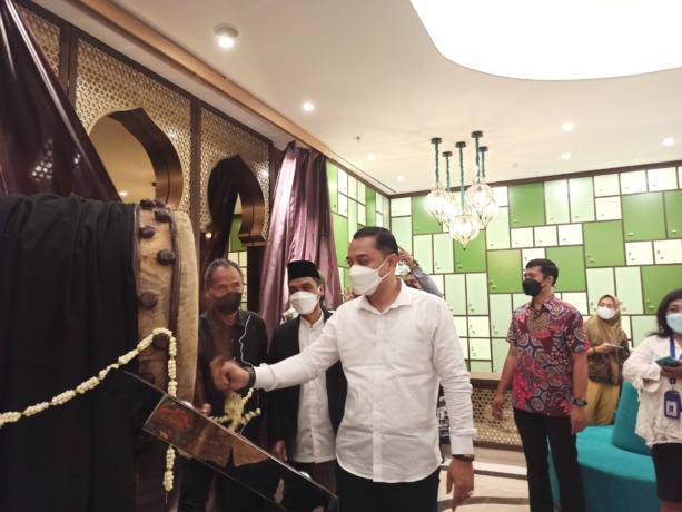 DIRESMIKAN: Wali Kota Surabaya, Eri Cahyadi, didampingi Sutoto Yakobus, Senior Director Ciputra Group, secara simbolis meresmikan  Musholla Executive An Nur di Mall Ciputra World Surabaya dengan pemukulan bedug. (Abdullah Munir)
